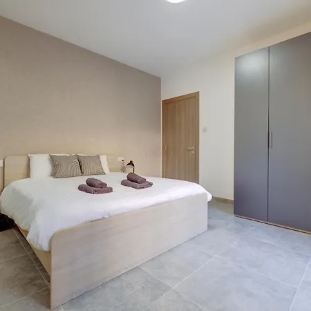 Urban Oasis 3br Duplex In A Prime Location