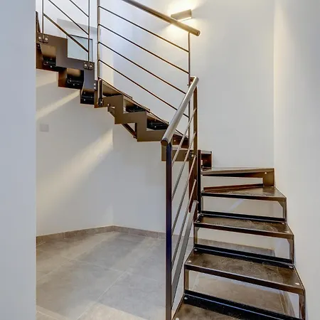 Urban Oasis 3br Duplex In A Prime Location شقة *