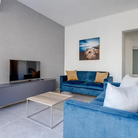 Urban Oasis 3br Duplex In A Prime Location *